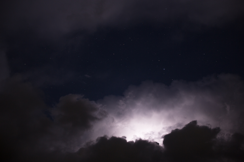 雷雲の隙間から星空