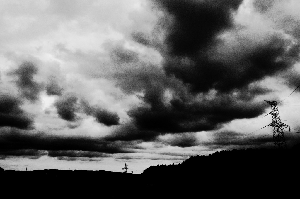 暗雲漂う