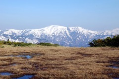 残雪の平ヶ岳と春を待つ熊沢田代