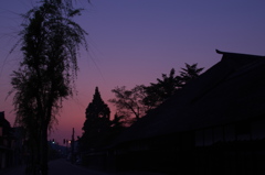夕暮れの旧家