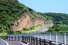 うねる地層断面