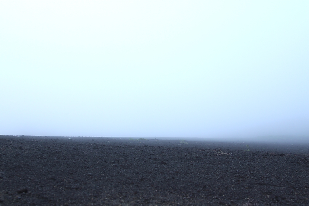 霧と溶岩の砂漠