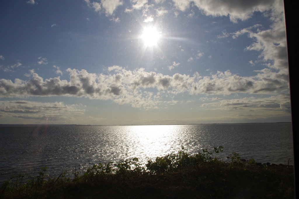 IMGP8075　　ほのかに見える太陽と海