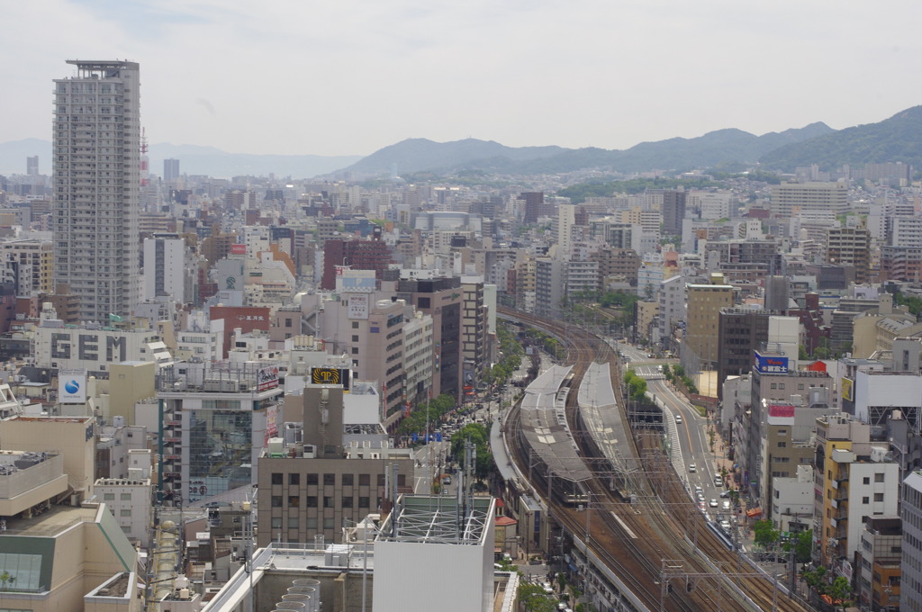 IMGP3476　　線路とビルの町神戸