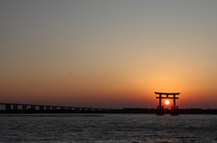 鳥居に沈む夕日