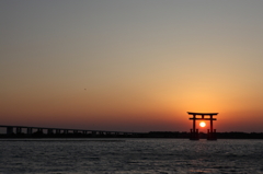 鳥居に沈む夕日