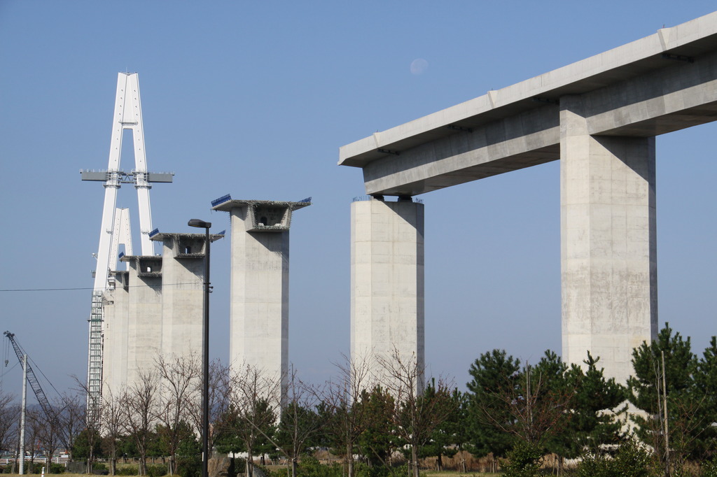 月が消えないうちに