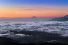 雲海の向こうに