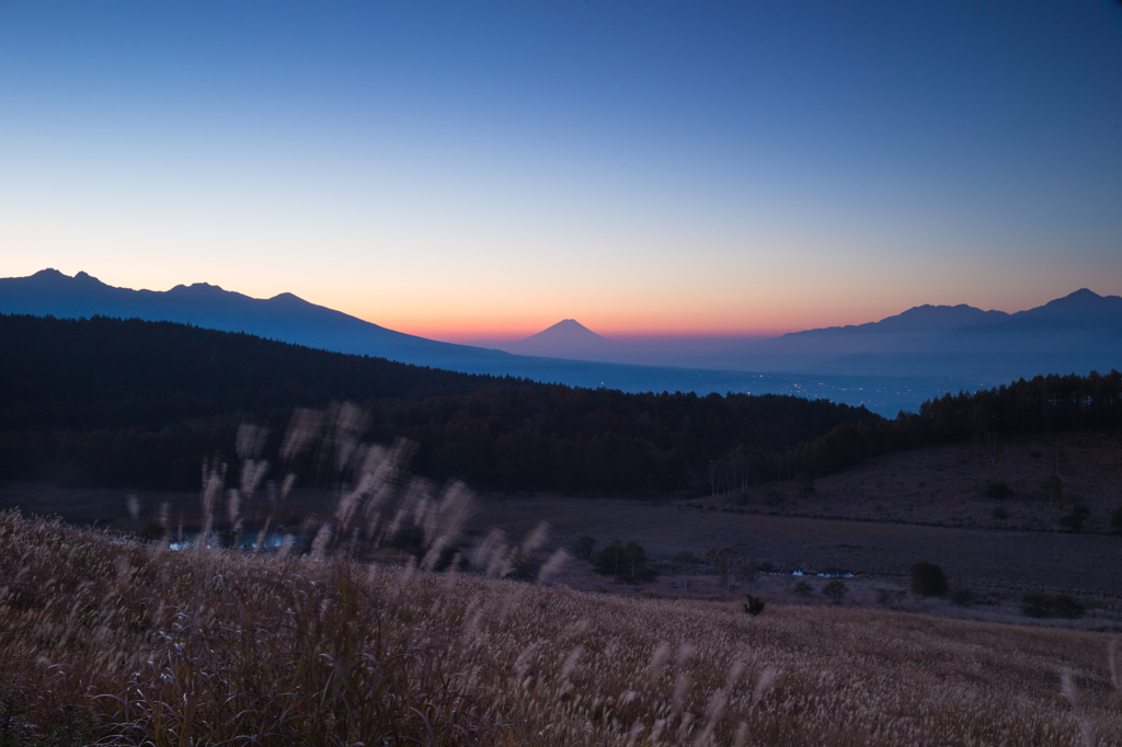 秋とススキと山脈、そして富士
