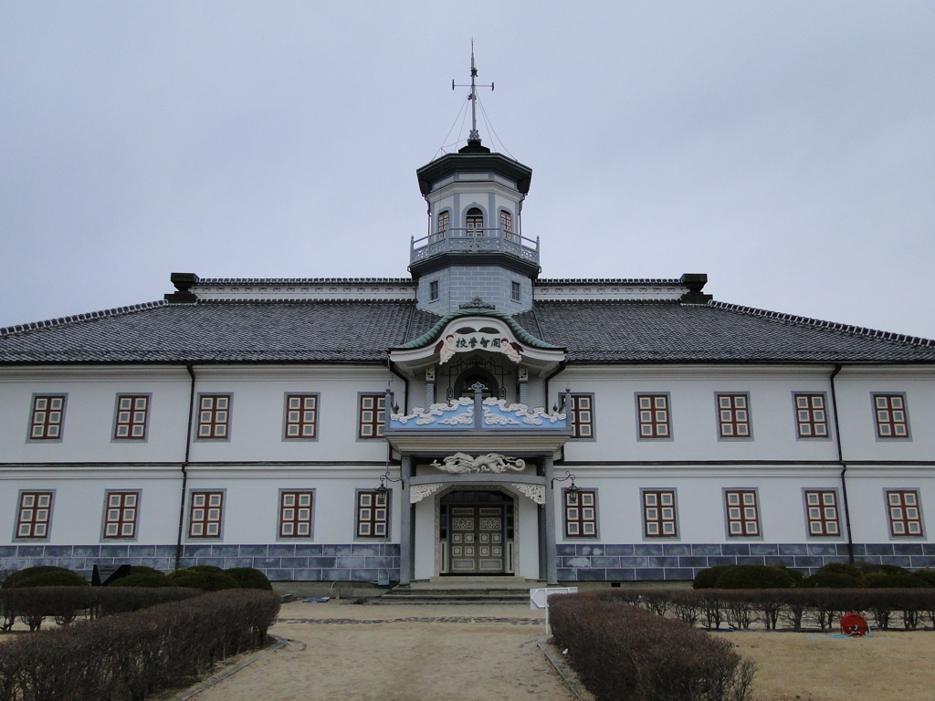 美しい近代洋風建築、、、でも変