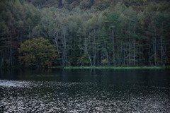 静かな御射鹿池