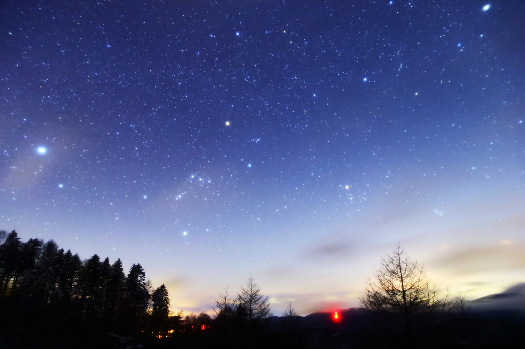月明かりの残る夜