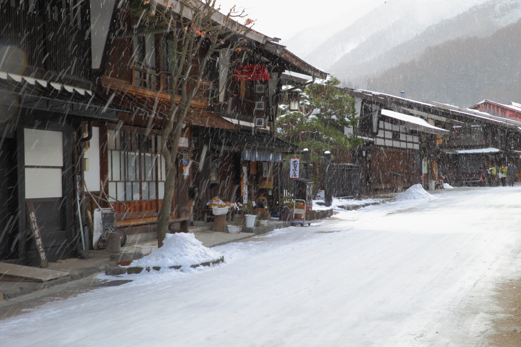 雪舞う宿場町