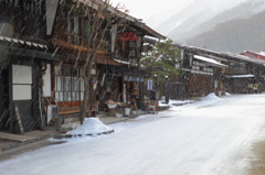 雪舞う宿場町