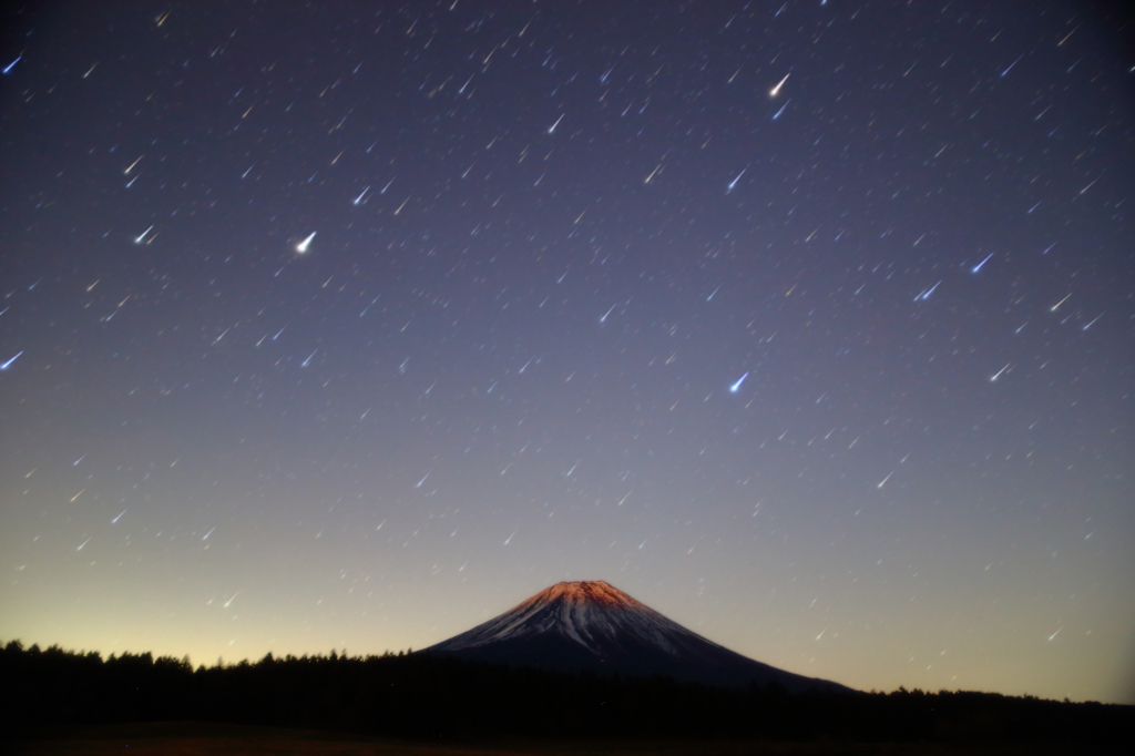 星降る富士の夜（イメージ）