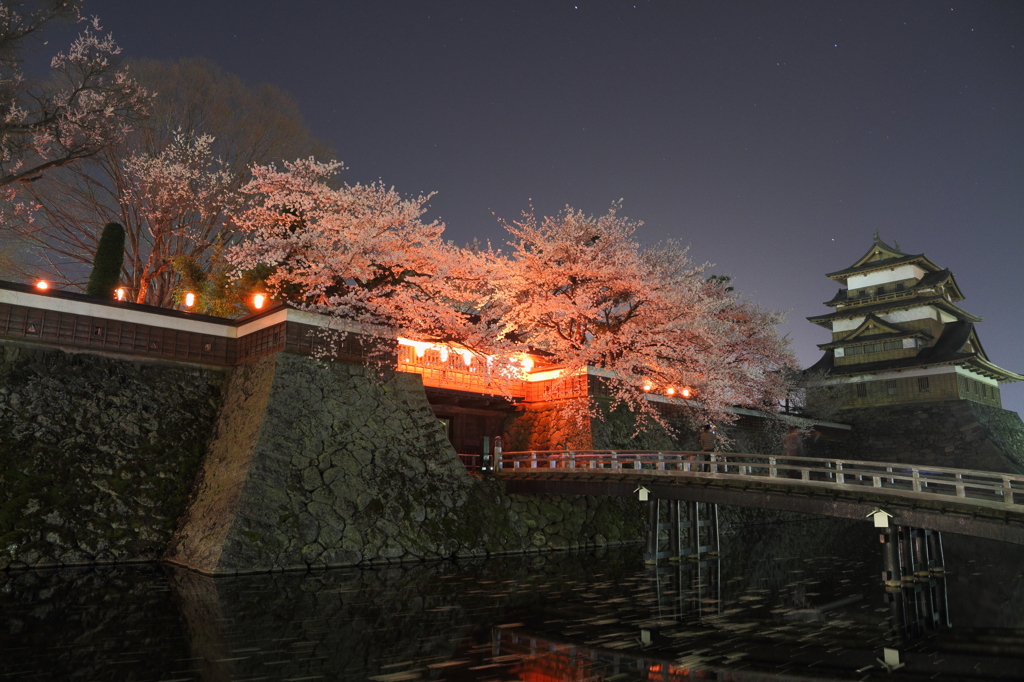 夜もふけて