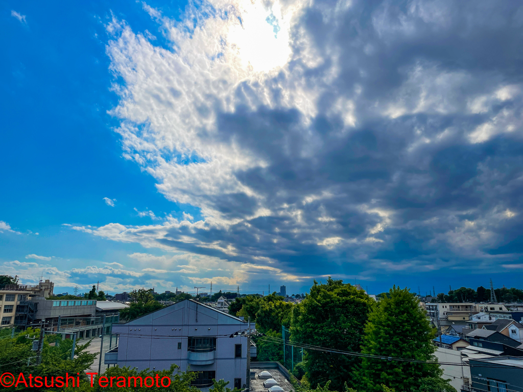 西の曇り空