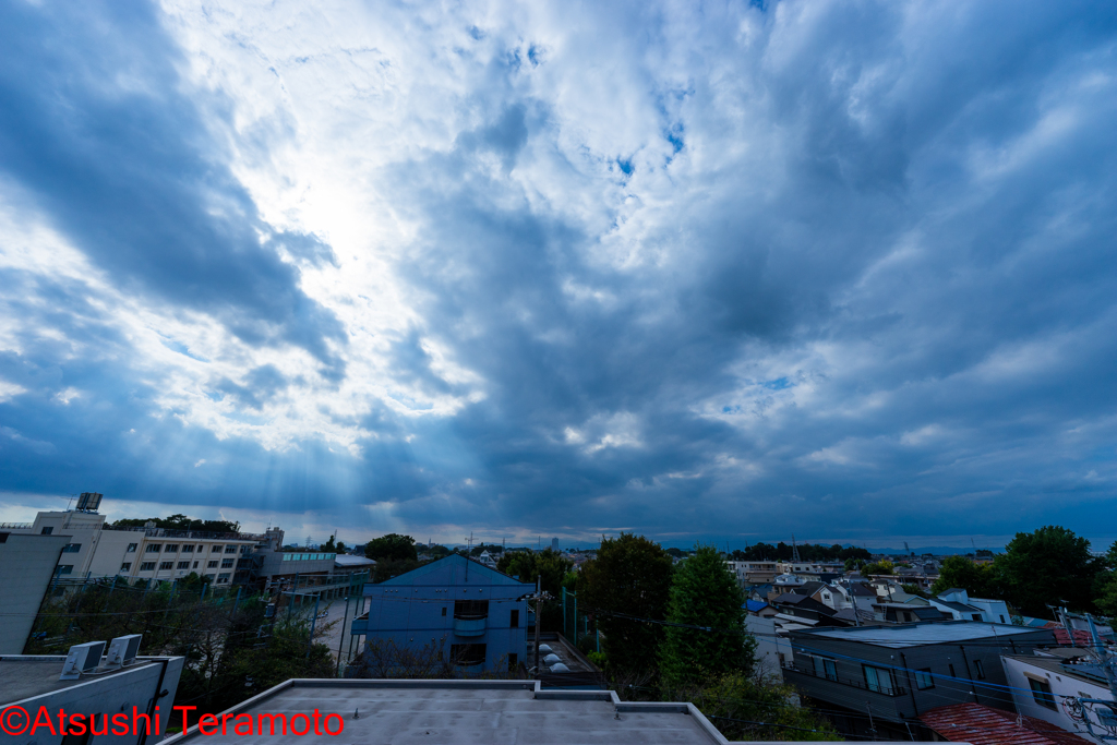 西の曇り空