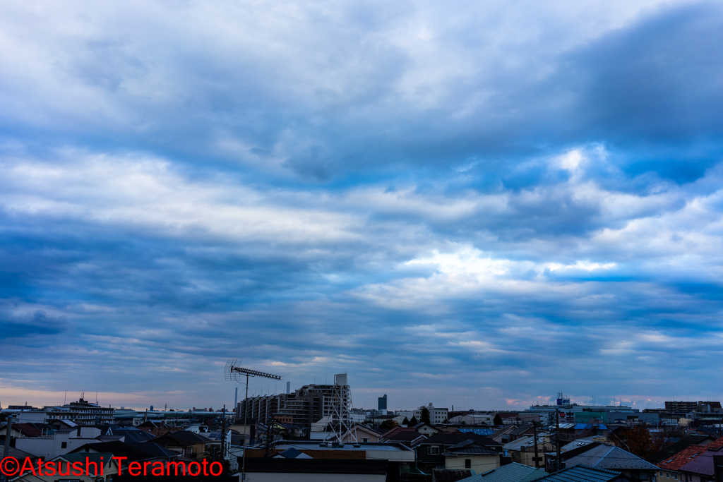曇った東の空