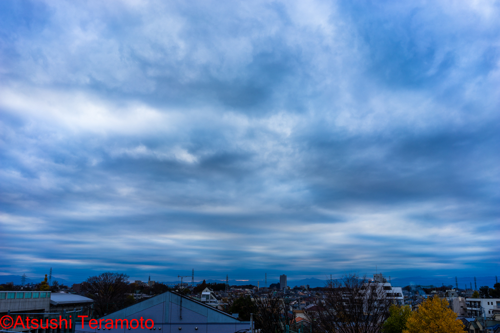 曇った西の空