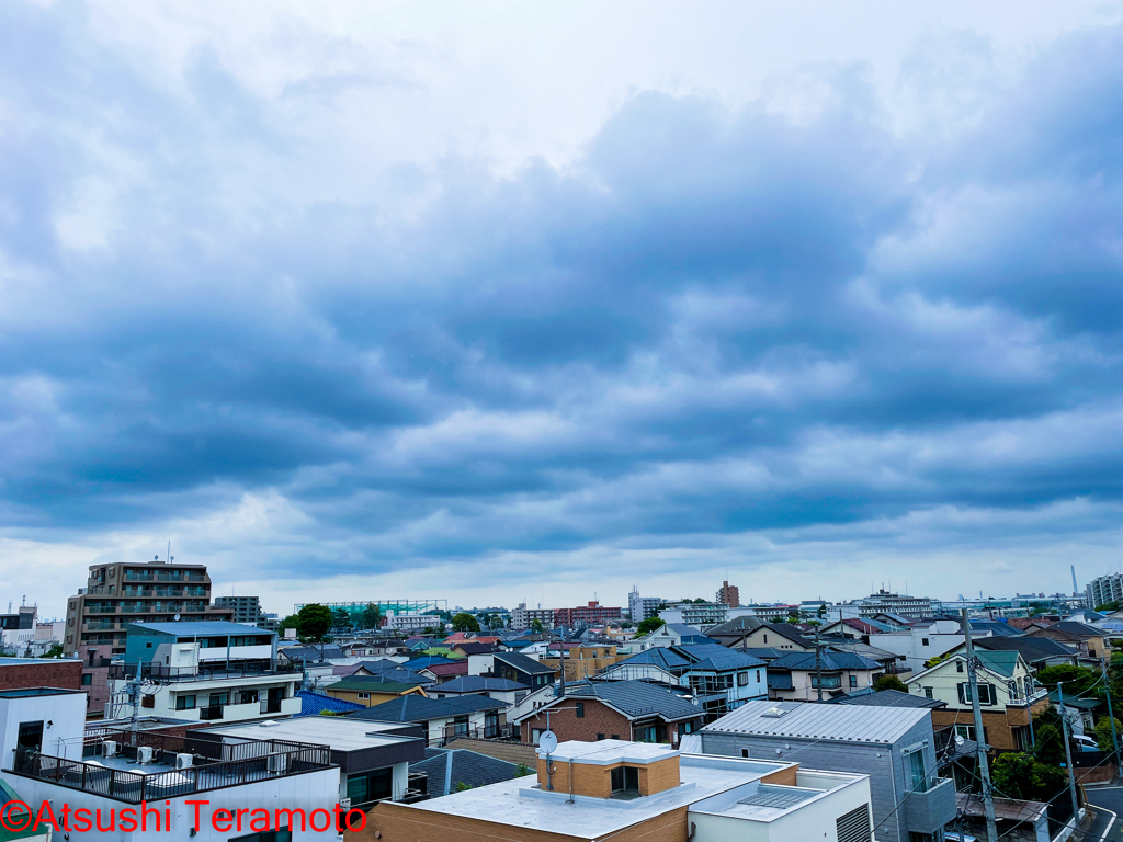 北西の曇り空