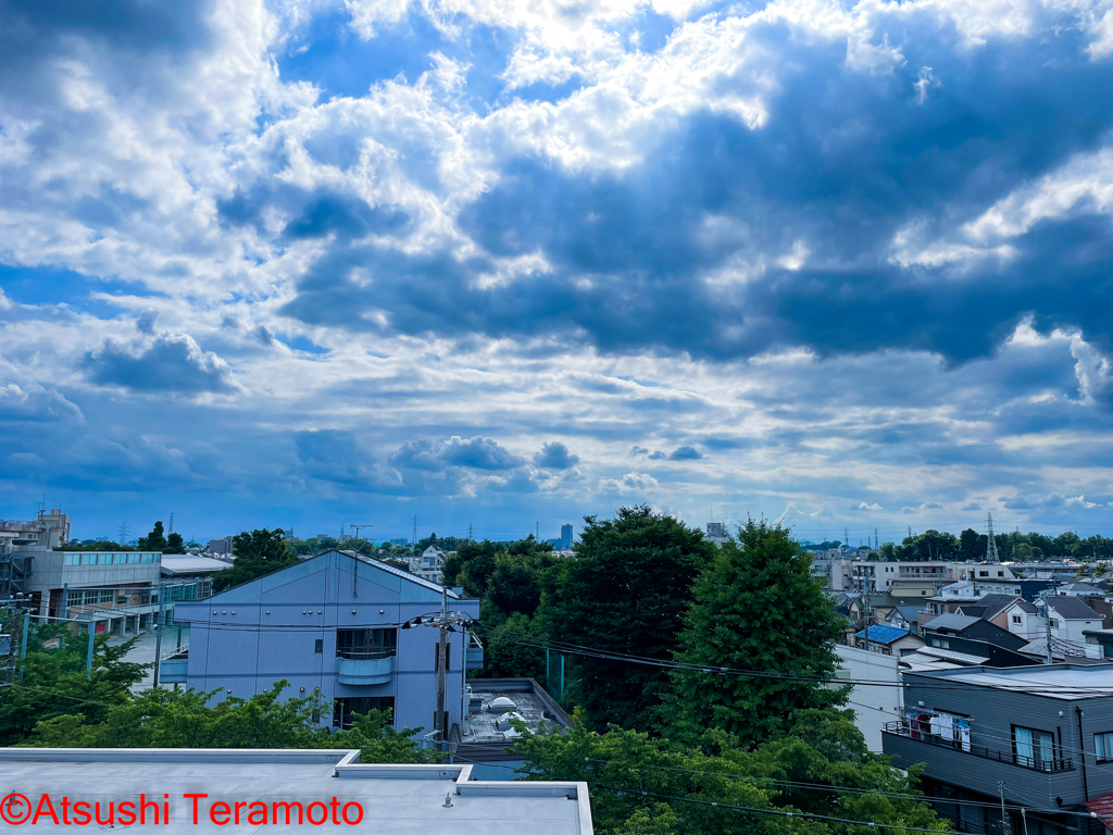 西の曇り空