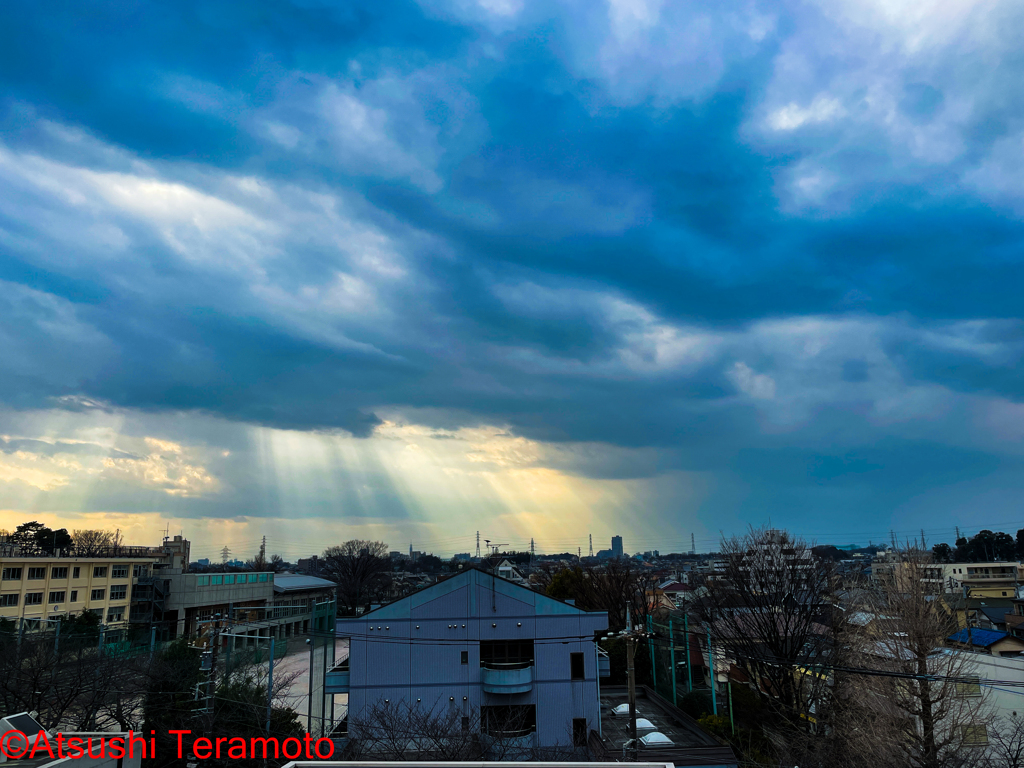 西の曇り空