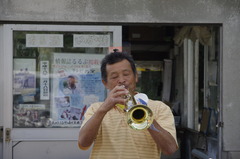 駐車場のトランペッター