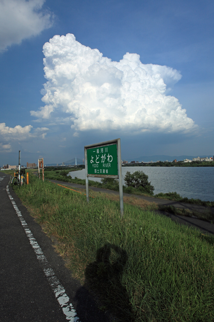 淀川、夏雲