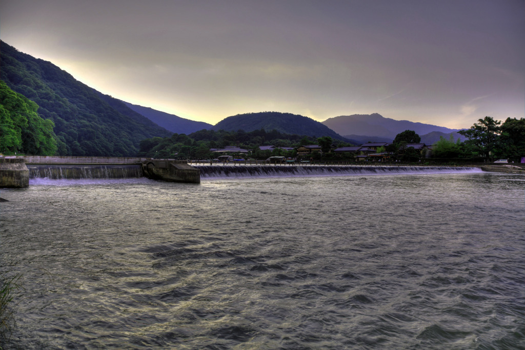 桂川の堰と嵐山の夕景