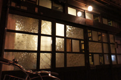 昭和風板ガラスの扉のカフェ
