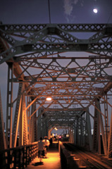 夕暮の赤川仮橋（３）