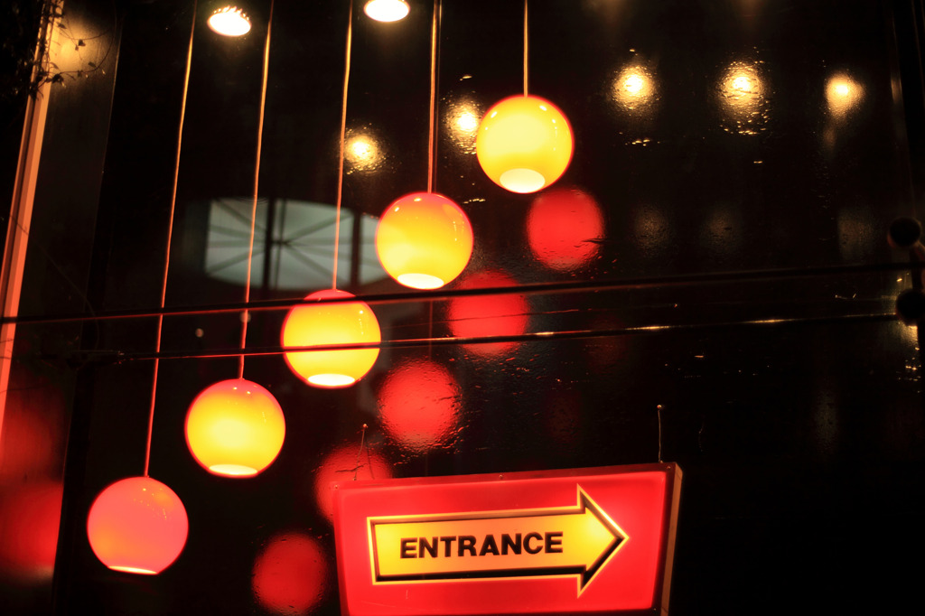 Entrance　→