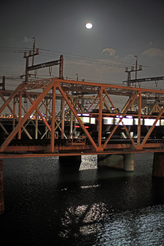 Full　moon　train