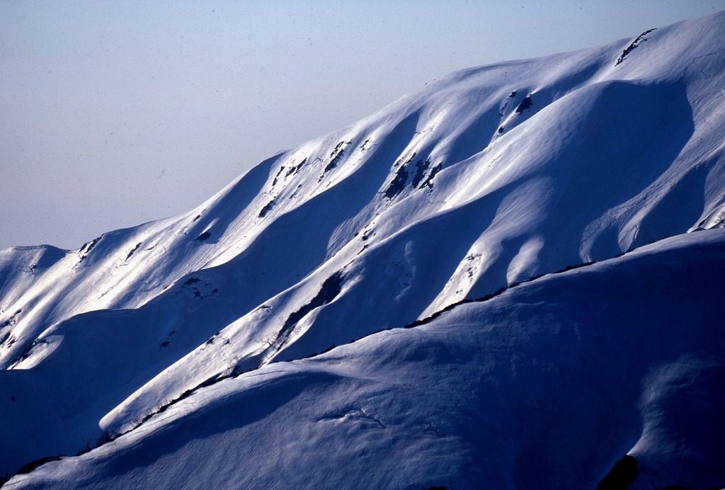 光る山