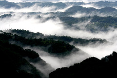 霧立つ山並み