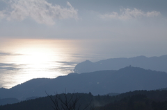 朝日に照らされる海