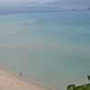 海を前に