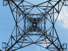 空へ伸びる幾何学
