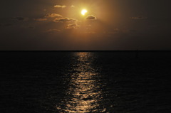 日食と海