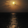 日食と海