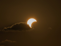 17:38:05 雲にかかったお月さん・・・と太陽(^_^)