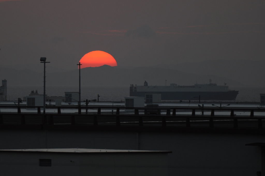 夕日の出航