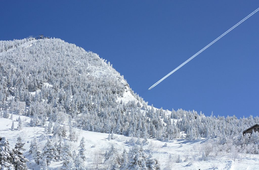 雪山+飛行機雲