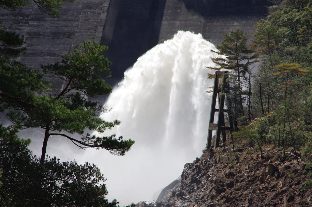 ダム放水