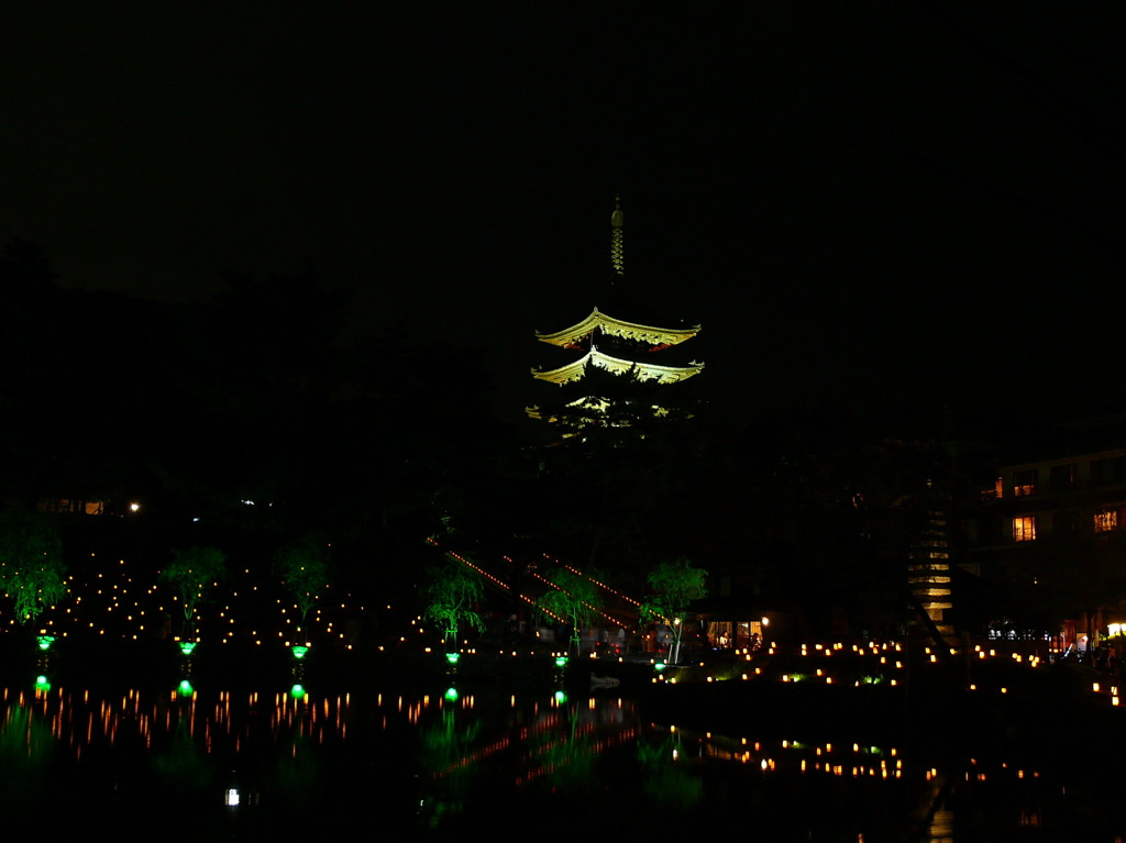 猿沢の池と興福寺五重塔
