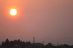 夕暮れの大きい太陽