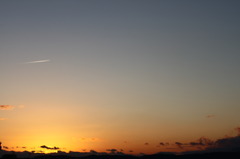 夕日と飛行機雲
