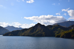 秋の田子倉湖１