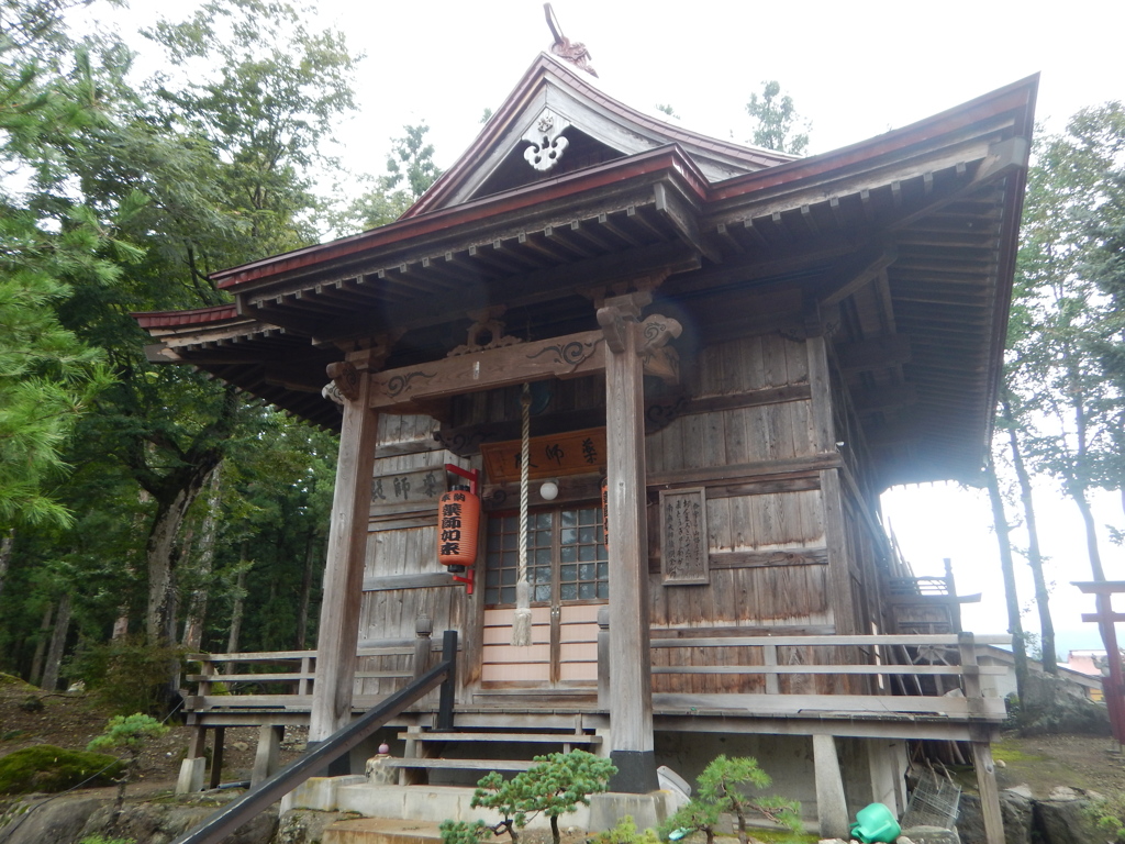 五十沢温泉の薬師堂１